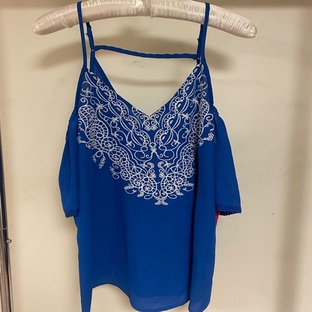 Xhiliration royal blue white embroidered cold shoulder blouse‎ (Size M)